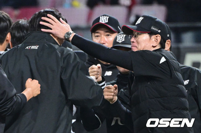 [OSEN=광주, 최규한 기자] KT 위즈가 KIA 타이거즈를 상대로 설욕에 성공했다.KT는 16일 광주-기아 챔피언스필드에서 열린 2025 신한은행 SOL bank KBO리그 KIA 타이거즈와의 경기에서 3-0으로 승리했다. 선발 오원석이 1피안타 무실점으로 호투했고 불펜도 득점을 허락하지않았다. 강백호의 선제 솔로포와 배정대의 1타점 2루타가 터졌다. 전날 0-1 패배를 고스란히 돌려주며 시즌 10승(8패1무)을 따냈다.경기를 마치고 승리투수 KT 오원석과 이강철 감독이 인사를 나누고 있다. 2025.04.16 /