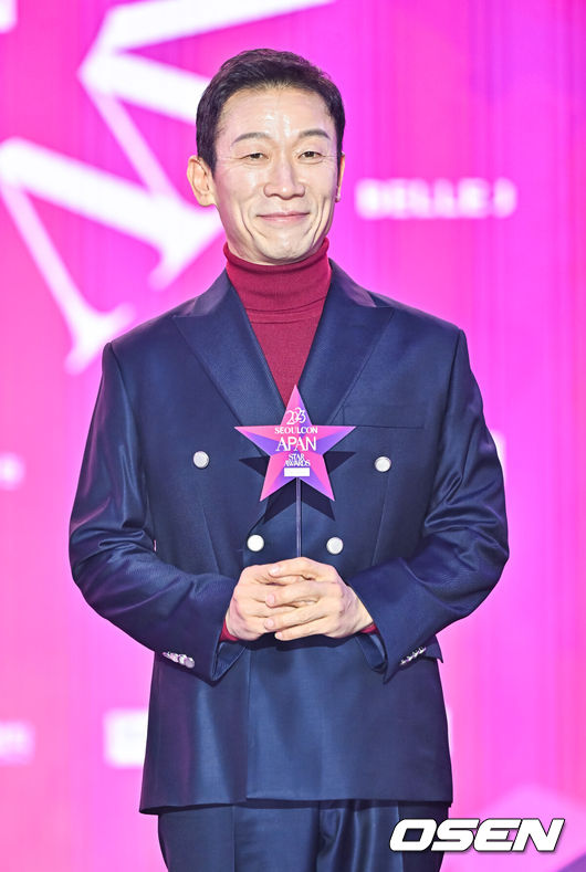 [OSEN=박준형 기자] 30일 오후 서울 중구 동대문디자인플라자(DDP)에서 글로벌 K드라마 축제 ‘2023 서울콘 APAN 스타 어워즈’ 시상식이 진행됐다.올해 9회째를 맞이하는 ‘2023 APAN 스타 어워즈’는 대한민국을 대표하는 드라마 시상식이다.배우 정석용이 포즈를 취하고 있다. 2023.12.30 / soul1014@osen.co.kr