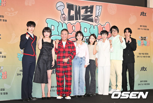 [OSEN=박준형 기자]  17일 오후 서울 상암동 스탠포드 호텔에서 JTBC 새 예능 ‘대결! 팽봉팽봉’ 제작발표회가 진행됐다.'대결! 팽봉팽동'은 요식업에 사활을 건 대표 코미디언 이봉원과 팽현숙이 해외의 작은 섬에 나란히 두 개의 식당을 내고 영업 대결을 펼치는 리얼리티 예능 프로그램으로 이날 행사에는 이진주 PD, 신혜원 PD, 최양락, 이봉원, 팽현숙, 이은지, 유승호, 곽동연이 참석했다.  이진주 PD와 신혜원 PD, 최양락, 이봉원, 팽현숙, 이은지, 유승호, 곽동연이 포즈를 취하고 있다.   2025.04.17 / soul1014@osen.co.kr