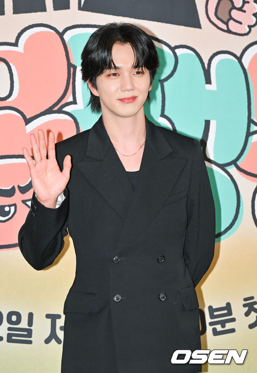 [OSEN=박준형 기자]  17일 오후 서울 상암동 스탠포드 호텔에서 JTBC 새 예능 ‘대결! 팽봉팽봉’ 제작발표회가 진행됐다.'대결! 팽봉팽동'은 요식업에 사활을 건 대표 코미디언 이봉원과 팽현숙이 해외의 작은 섬에 나란히 두 개의 식당을 내고 영업 대결을 펼치는 리얼리티 예능 프로그램으로 이날 행사에는 이진주 PD, 신혜원 PD, 최양락, 이봉원, 팽현숙, 이은지, 유승호, 곽동연이 참석했다.  배우 유승호가 포즈를 취하고 있다.   2025.04.17 / soul1014@osen.co.kr