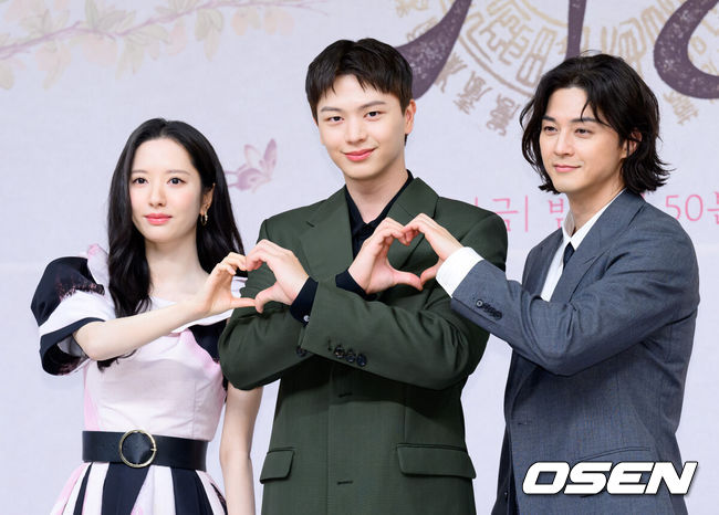 [OSEN=이대선 기자] 17일 오후 서울 목동 SBS에서 SBS새 금토드라마‘귀궁’ 제작발표회가 열렸다.‘보물섬’후속으로 방송되는SBS새 금토드라마‘귀궁’은영매의 운명을 거부하는 무녀 여리와 여리의 첫사랑 윤갑의 몸에 갇힌 이무기 강철이가 왕가에 원한을 품은 팔척귀에 맞닥뜨리며 몸과 혼이 단단히 꼬여버리는 육신 쟁탈 판타지 로코. 배우 김지연, 육성재, 김지훈이 포토타임을 가지고 있다. 2025.04.17 /sunday@osen.co.kr