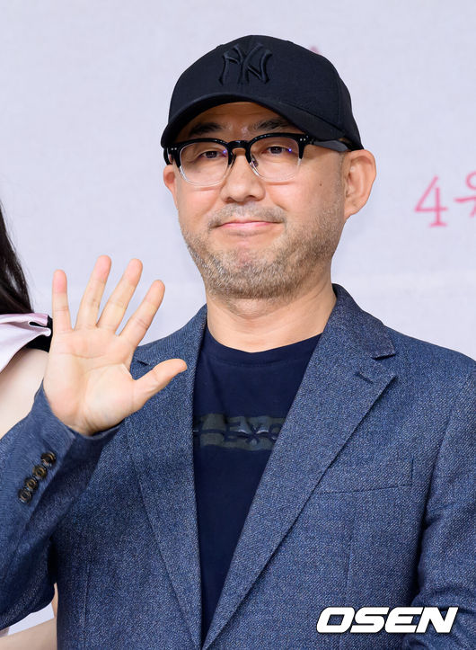 [OSEN=이대선 기자] 17일 오후 서울 목동 SBS에서 SBS새 금토드라마‘귀궁’ 제작발표회가 열렸다.‘보물섬’후속으로 방송되는SBS새 금토드라마‘귀궁’은영매의 운명을 거부하는 무녀 여리와 여리의 첫사랑 윤갑의 몸에 갇힌 이무기 강철이가 왕가에 원한을 품은 팔척귀에 맞닥뜨리며 몸과 혼이 단단히 꼬여버리는 육신 쟁탈 판타지 로코. 윤성식 PD가 포토타임을 가지고 있다. 2025.04.17 /sunday@osen.co.kr