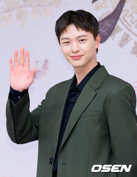 [OSEN=이대선 기자] 17일 오후 서울 목동 SBS에서 SBS새 금토드라마‘귀궁’ 제작발표회가 열렸다.‘보물섬’후속으로 방송되는SBS새 금토드라마‘귀궁’은영매의 운명을 거부하는 무녀 여리와 여리의 첫사랑 윤갑의 몸에 갇힌 이무기 강철이가 왕가에 원한을 품은 팔척귀에 맞닥뜨리며 몸과 혼이 단단히 꼬여버리는 육신 쟁탈 판타지 로코. 배우 육성재가 포토타임을 가지고 있다. 2025.04.17 /sunday@osen.co.kr
