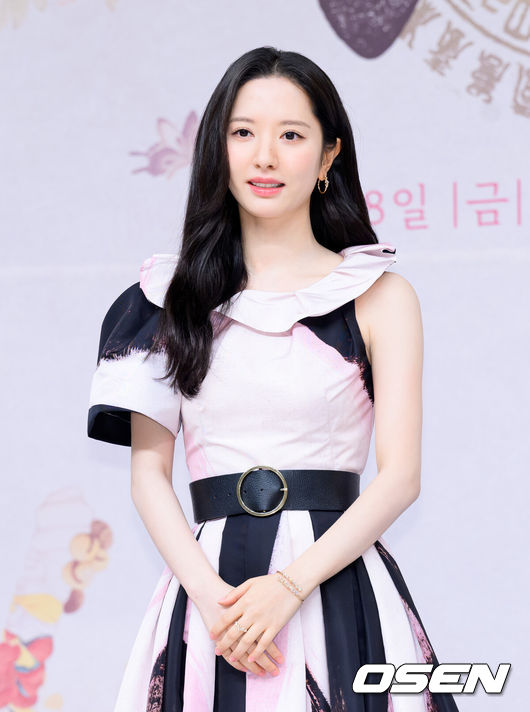 [OSEN=이대선 기자] 17일 오후 서울 목동 SBS에서 SBS새 금토드라마‘귀궁’ 제작발표회가 열렸다.‘보물섬’후속으로 방송되는SBS새 금토드라마‘귀궁’은영매의 운명을 거부하는 무녀 여리와 여리의 첫사랑 윤갑의 몸에 갇힌 이무기 강철이가 왕가에 원한을 품은 팔척귀에 맞닥뜨리며 몸과 혼이 단단히 꼬여버리는 육신 쟁탈 판타지 로코. 배우 김지연이 포토타임을 가지고 있다. 2025.04.17 /sunday@osen.co.kr