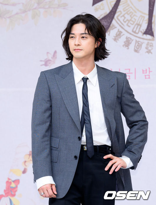 [OSEN=이대선 기자] 17일 오후 서울 목동 SBS에서 SBS새 금토드라마‘귀궁’ 제작발표회가 열렸다.‘보물섬’후속으로 방송되는SBS새 금토드라마‘귀궁’은영매의 운명을 거부하는 무녀 여리와 여리의 첫사랑 윤갑의 몸에 갇힌 이무기 강철이가 왕가에 원한을 품은 팔척귀에 맞닥뜨리며 몸과 혼이 단단히 꼬여버리는 육신 쟁탈 판타지 로코. 배우 김지훈이 포토타임을 가지고 있다. 2025.04.17 /sunday@osen.co.kr