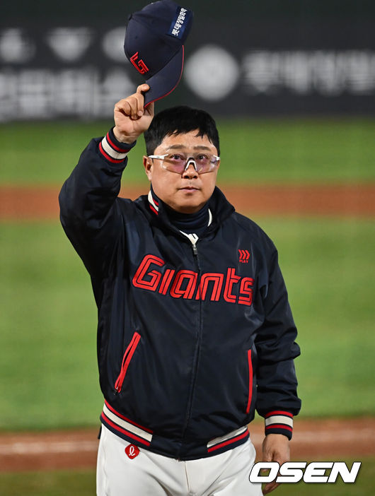 [OSEN=부산, 이석우 기자] 17일 부산 사직야구장에서 2025 신한 SOL 뱅크 KBO 리그 롯데 자이언츠와 키움 히어로즈의 경기가 열렸다. 홈팀 롯데는 박세웅, 방문팀 키움은 김윤하가 선발 출전했다.롯데 자이언츠 김태형 감독이 키움전에서 7-1로 승리한 후 팬들에게 인사를 하고 있다. 2025.04.17 / foto0307@osen.co.kr