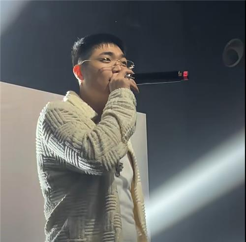 지난 12일(현지시간) 중국 중부 후베이성 우한에서 봄 투어 ‘형제들’에서 3인조 래퍼 ‘호미들’이 공연하고 있다. 사진 중국 소셜미디어 샤오훙수 캡처
