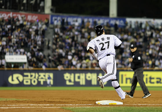 16일 잠실 삼성전을 찾은 만원 관중 앞에서 홈런 2방을 터트린 LG 박동원. 연합뉴스