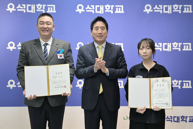 박노준 우석대 총장은 18일 진천캠퍼스 미래센터 4층 집무실에서 스포츠스태킹 국가대표(여자부)로 선발된 홍채영(스포츠지도학과 2년) 학생과 장애인 국가대표팀 감독으로 임명된 여형일 교수(진천캠퍼스 스포츠단 부단장 겸 생활체육학과장)를 초청해 격려했다. / 우석대