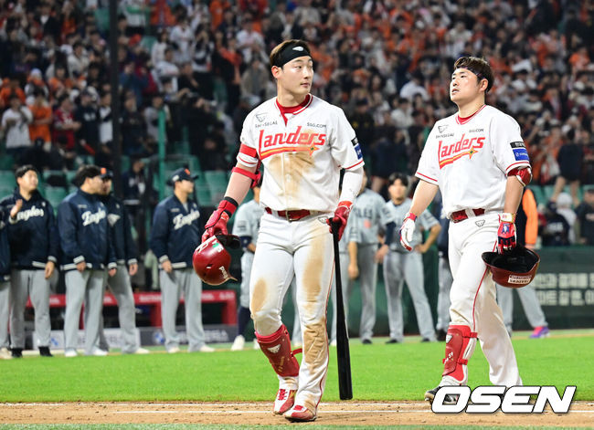 [OSEN=인천, 김성락 기자]프로야구 한화 이글스가 시즌 첫 시리즈 스윕을 달성하며 4연승을 질주했다.한화는 17일 인천 SSG랜더스필드에서 열린 ‘2025 신한은행 SOL Bank KBO리그’ SSG 랜더스와의 경기에서 4-2로 승리했다. 4연승을 질주하며 올해 처음으로 3연전 스윕에도 성공했다. 경기 종료 후 SSG 최지훈, 이지영이 아쉬워하고 있다. 2025.04.17 / ksl0919@osen.co.kr