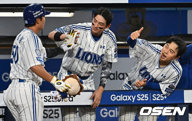 [OSEN=대구, 이석우 기자] 18일 대구삼성라이온즈파크에서 2025 신한 SOL 뱅크 KBO 리그 삼성 라이온즈와 롯데 자이언츠의 경기가 열렸다. 홈팀 삼성은 이승현이, 방문팀 롯데는 데이비슨이 선발 출전했다. 삼성 라이온즈 이창용이 6회말 중월 솔로 홈런을 치고 하이파이브를 하고 있다. 2025.04.18 / foto0307@osen.co.kr