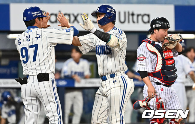 [OSEN=대구, 이석우 기자] 18일 대구삼성라이온즈파크에서 2025 신한 SOL 뱅크 KBO 리그 삼성 라이온즈와 롯데 자이언츠의 경기가 열렸다. 홈팀 삼성은 이승현이, 방문팀 롯데는 데이비슨이 선발 출전했다. 삼성 라이온즈 이창용이 6회말 중월 솔로 홈런을 치고 하이파이브를 하고 있다. 2025.04.18 / foto0307@osen.co.kr