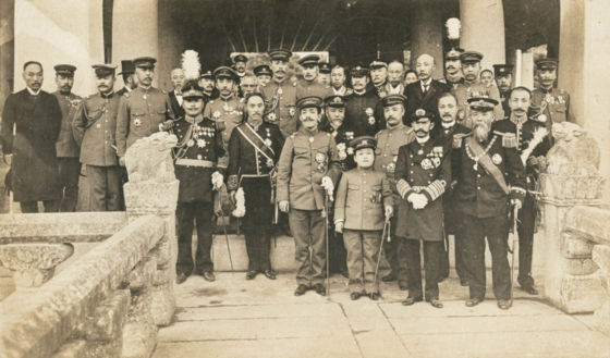 1907년 창덕궁에서 찍은 일본 요시히토 황태자 방한 당시의 사진. 맨 앞줄 왼쪽부터 요시히토 황태자, 영친왕, 다케히토 친왕, 대한제국 통감 이토 히로부미. 요시히토와 이토 히로부미 모두 수염을 길렀다. [사진 윤상인]