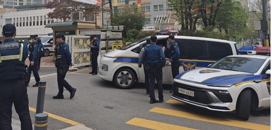 서울 강남 소재 초등학교 인근에서 학생 유인 의심 신고가 잇따라 접수되면서 경찰이 순찰 강화에 나섰다. 오소영 기자