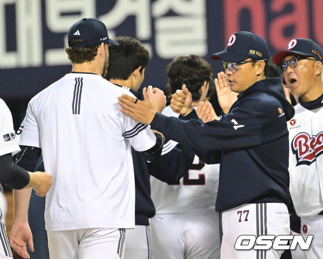 [OSEN=잠실, 김성락 기자] 두산이 현역 빅리거 출신 외국인타자 제이크 케이브의 맹타를 앞세워 KIA를 완파했다.프로야구 두산 베어스는 18일 서울 잠실구장에서 열린 2025 신한 SOL뱅크 KBO리그 KIA 타이거즈와의 시즌 첫 맞대결에서 7-1로 승리했다. 경기 종료 후 두산 이승엽 감독, 콜어빈이 기쁨을 나누고 있다. 2025.04.18 / 
