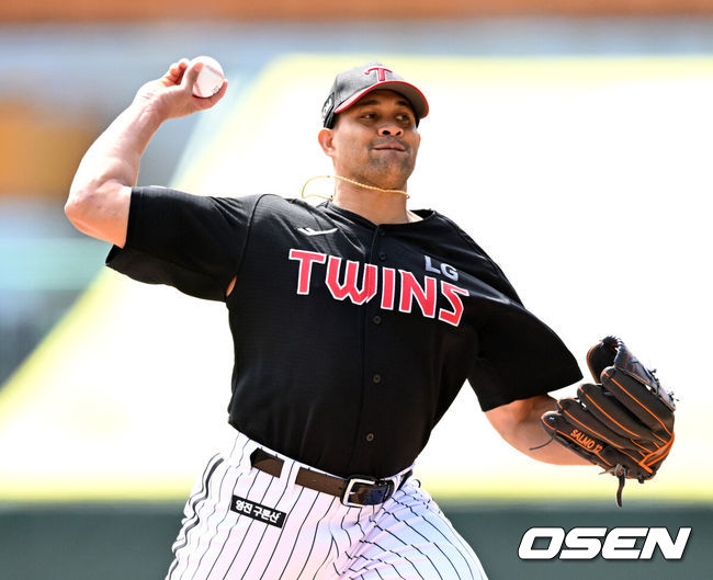 [OSEN=인천, 이대선 기자] 15일 오후 인천 SSG랜더스필드에서  2025 신한 SOL뱅크 KBO 리그 시범경기 SSG 랜더스와 LG 트윈스의 경기가 열렸다. SSG은 숀 앤더슨, LG는 요니 치리노스를 선발 투수로 내세웠다. 1회말 무사에서 LG 선발투수 요니 치리노스가 역투하고 있다. 2025.03.15 /sunday@osen.co.kr 