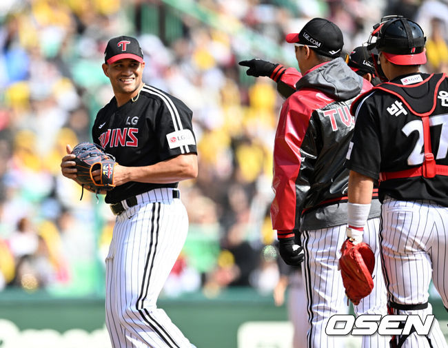 [OSEN=인천, 이대선 기자] 15일 오후 인천 SSG랜더스필드에서  2025 신한 SOL뱅크 KBO 리그 시범경기 SSG 랜더스와 LG 트윈스의 경기가 열렸다.SSG은 숀 앤더슨, LG는 요니 치리노스를 선발 투수로 내세웠다. 5회말 2사 1루에서 LG 치리노스가 마운드를 내려가고 있다. 2025.03.15 /sunday@osen.co.kr