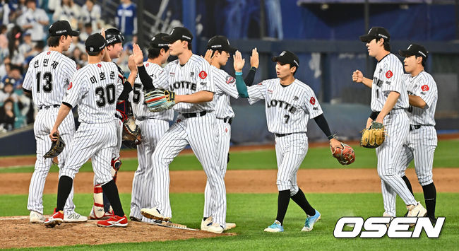 [OSEN=대구, 이석우 기자] 18일 대구삼성라이온즈파크에서 2025 신한 SOL 뱅크 KBO 리그 삼성 라이온즈와 롯데 자이언츠의 경기가 열렸다. 홈팀 삼성은 이승현이, 방문팀 롯데는 데이비슨이 선발 출전했다. 롯데 자이언츠 선수들이 삼성 라이온즈에 8-1 승리후 기쁨을 나누고 있다. 2025.04.18 / foto0307@osen.co.kr