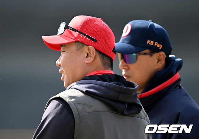 [OSEN=잠실, 지형준 기자] 13일 오후 서울 잠실야구장에서 2025 신한 SOL뱅크 KBO 리그 시범경기 두산 베어스와 KIA 타이거즈의 경기가 열렸다.KBO리그 10개 구단은 오는 18일까지 시범경기 10경기를 소화한다. 2025시즌 개막전은 오는 22일 개최된다.두산 이승엽 감독과 KIA 이범호 감독이 경기에 앞서 인사를 나누고 있다. 2025.03.13 / jpnews@osen.co.kr