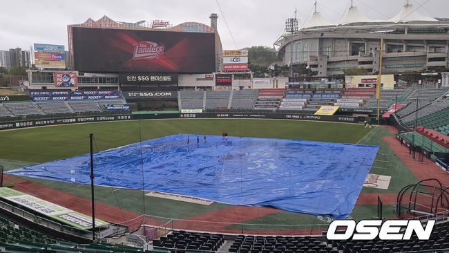 [OSEN=인천, 한용섭 기자] 프로야구 LG 트윈스와 SSG 랜더스의 경기가 열릴 예정인 19일 인천 SSG랜더스필드에는 대형 방수포가 덮혀 있다. /orange@osen.co.kr