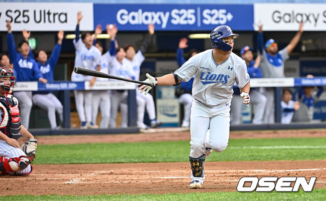[OSEN=대구, 이석우 기자] 19일 대구삼성라이온즈파크에서 2025 신한 SOL 뱅크 KBO 리그 삼성 라이온즈와 롯데 자이언츠의 경기가 열렸다. 홈팀 삼성은 김대호가, 방문팀 롯데는 김진욱이 선발 출전했다. 삼성 라이온즈 김영웅이 2회말 우월 솔로 홈런을 치고 있다. 2025.04.19 / foto0307@osen.co.kr