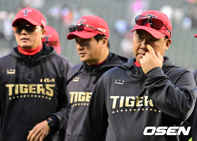 [OSEN=잠실, 지형준 기자] 프로야구 KIA 타이거즈가 19일 서울 잠실구장에서 열린 2025 신한 SOL뱅크 KBO리그 두산 베어스와의 시즌 2차전에서 8-4로 승리했다.KIA는 전날 1-7 완패를 설욕하며 시즌 10승 12패를 기록했다. 두산전 5연패, 잠실구장 4연패를 끊어냈다, 반면 최근 3연승이 좌절된 두산은 9승 12패가 됐다.경기를 마치고 KIA 이범호 감독이 그라운드를 나서고 있다. 2025.04.19 / jpnews@osen.co.kr