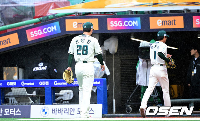 [OSEN=인천, 최규한 기자] 19일 오후 인천 SSG랜더스필드에서 ‘2025 신한 SOL Bank KBO리그’ SSG 랜더스와 LG 트윈스의 경기가 열렸다.이날 홈팀 SSG은 송영진, 방문팀 LG는 손주영을 선발로 내세웠다.1회초 1사 1루 상황에서 우천으로 경기가 중단됐다. 더그아웃으로 향하는 SSG 선발 송영진. 2025.04.19 / dreamer@osen.co.kr