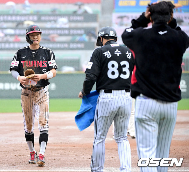 [OSEN=인천, 최규한 기자] 19일 오후 인천 SSG랜더스필드에서 ‘2025 신한 SOL Bank KBO리그’ SSG 랜더스와 LG 트윈스의 경기가 열렸다.이날 홈팀 SSG은 송영진, 방문팀 LG는 손주영을 선발로 내세웠다.4회초 1사 1, 2루 상황 LG 문성주 타석을 앞두고 우천으로 경기가 중단됐다. 젖은 그라운드에 슬라이딩 해 유니폼이 흙범벅이 된 주자 박해민이 그라운드를 빠져나기고 있다. 2025.04.19 / dreamer@osen.co.kr