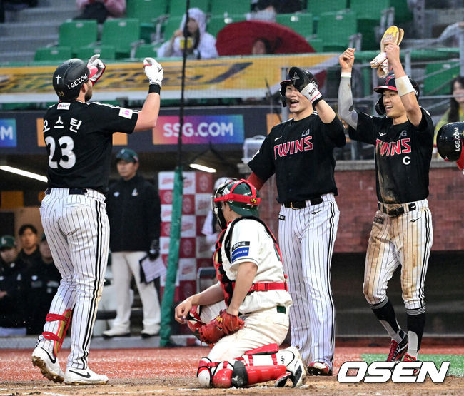 [OSEN=인천, 최규한 기자] 19일 오후 인천 SSG랜더스필드에서 ‘2025 신한 SOL Bank KBO리그’ SSG 랜더스와 LG 트윈스의 경기가 열렸다.이날 홈팀 SSG은 송영진, 방문팀 LG는 손주영을 선발로 내세웠다.4회초 2사 1, 2루 상황 LG 오스틴이 달아나는 좌월 스리런포를 날리고 홈을 밟으며 홍창기-박해민과 기뻐하고 있다. 2025.04.19 / dreamer@osen.co.kr