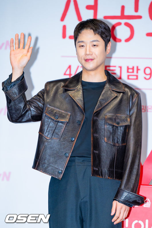 [OSEN=민경훈 기자] 10일 오후 서울 구로구 라마다 서울 신도림에서 tvN 새 토일드라마 '언젠가는 슬기로울 전공의생활'(언슬전) 제작발표회가 열렸다. ‘언젠가는 슬기로울 전공의생활(연출 이민수, 극본 김송희)’은 언젠가는 슬기로울 의사생활을 꿈꾸는 레지던트들이 성장해 나가는 과정을 담은 ‘슬기로운 의사생활’ 스핀오프 드라마. 청춘 배우 고윤정(오이영 역), 신시아(표남경 역), 강유석(엄재일 역), 한예지(김사비 역), 정준원(구도원 역)이 극 중 종로 율제병원 산부인과를 배경으로 좌충우돌 일상을 보내는 레지던트들의 성장기를 예고한다.배우 정준원이 포즈를 취하고 있다. 2025.02.10 / rumi@osen.co.kr