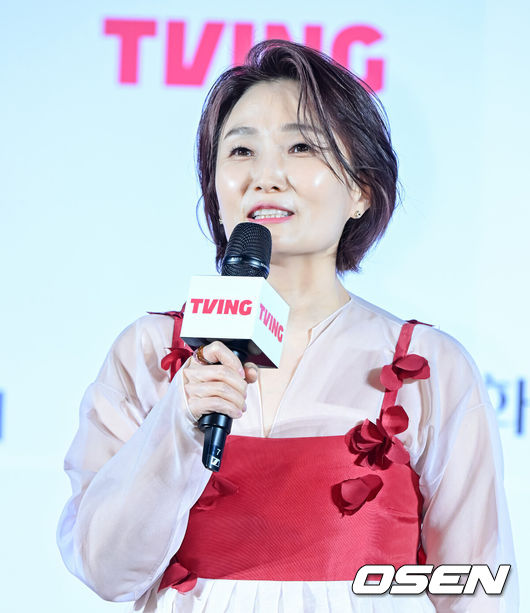 [OSEN=지형준 기자] 5일 오후 서울 용산구 한강로동 CGV 용산아이파크몰에서 티빙 오리지널 시리즈‘춘화연애담’ 제작발표회가 열렸다.'춘화연애담'은 파격적인 연담집 ‘춘화연애담’으로 도성이 들썩이는 가운데 첫사랑에 실패한 공주 화리(고아라 분)가 직접 부마를 찾겠다는 선언에 도성 최고 바람둥이 환(장률 분)과 1등 신랑감 장원(강찬희 분)이 휘말리게 되면서 벌어지는 로맨틱 청춘사극으로 오는 2월 6일(목) 첫 공개를 앞두고 있다.방송인 박경림이 진행을 하고 있다. 2025.02.05/ jpnews@osen.co.kr
