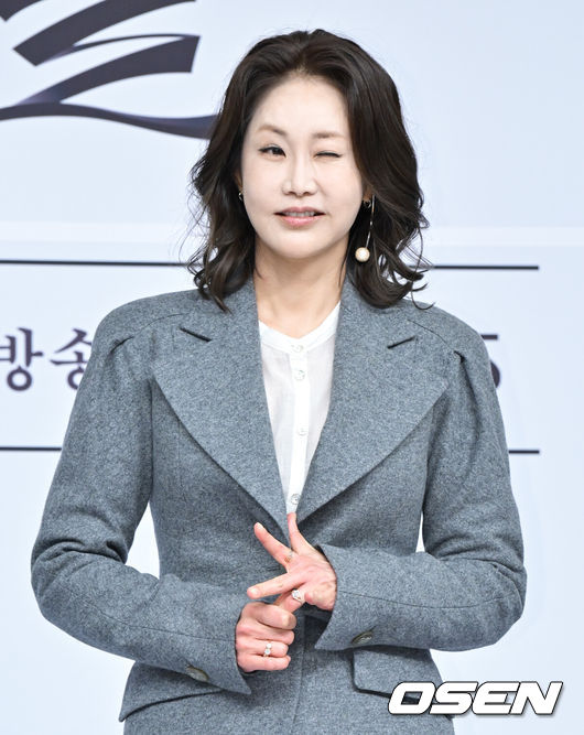 [OSEN=조은정 기자]SBS ‘7인의 부활’ 제작발표회가 27일 오후 서울 양천구 SBS에서 열렸다.오는29일첫 방송되는SBS새 금토드라마‘7인의 부활’(연출 오준혁·오송희,극본 김순옥)은 리셋된 복수의 판,다시 태어난7인의 처절하고도 강렬한 공조를 그린다.배우 신은경이 포즈를 취하고 있다. 2024.03.27 / cej@osen.co.kr 