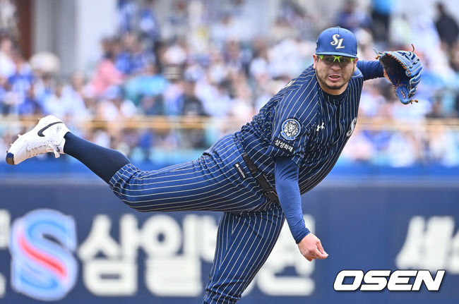 [OSEN=대구, 이석우 기자] 20일 대구삼성라이온즈파크에서 2025 신한 SOL 뱅크 KBO 리그 삼성 라이온즈와 롯데 자이언츠의 경기가 열렸다. 홈팀 삼성은 후라도가, 방문팀 롯데는 나균안이 선발 출전했다. 삼성 라이온즈 선발 투수 후라도가 역투하고 있다. 2025.04.20 / foto0307@osen.co.kr