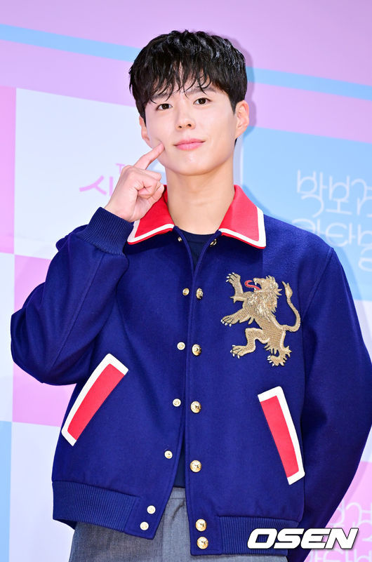 [OSEN=민경훈 기자] 11일 오후 서울 영등포구 KBS아트홀에서 KBS2 '더 시즌즈 - 박보검의 칸타빌레' 제작발표회가 열렸다.‘더 시즌즈’는 2023년 2월부터 KBS 심야 음악 프로그램 최초로 시즌제 방식을 도입해 한 아티스트가 3개월을 진행하고 있다.7번째 주인공은 박보검이다. ‘뮤직뱅크’ MC로도 나섰던 그가 본격 음악 프로그램의 MC로 나선 것은 이번이 처음이다.박보검이 입장하며 포즈를 취하고 있다. 2025.03.11 / rumi@osen.co.kr
