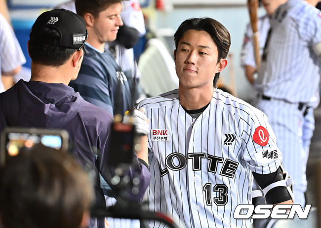 [OSEN=대구, 이석우 기자] 19일 대구삼성라이온즈파크에서 2025 신한 SOL 뱅크 KBO 리그 삼성 라이온즈와 롯데 자이언츠의 경기가 열렸다. 홈팀 삼성은 김대호가, 방문팀 롯데는 김진욱이 선발 출전했다. 롯데 자이언츠 전민재가 4회초 무사 2루 좌중월 2점 홈런을 치고 동료들의 축하를 받고 있다. 2025.04.19 / foto0307@osen.co.kr
