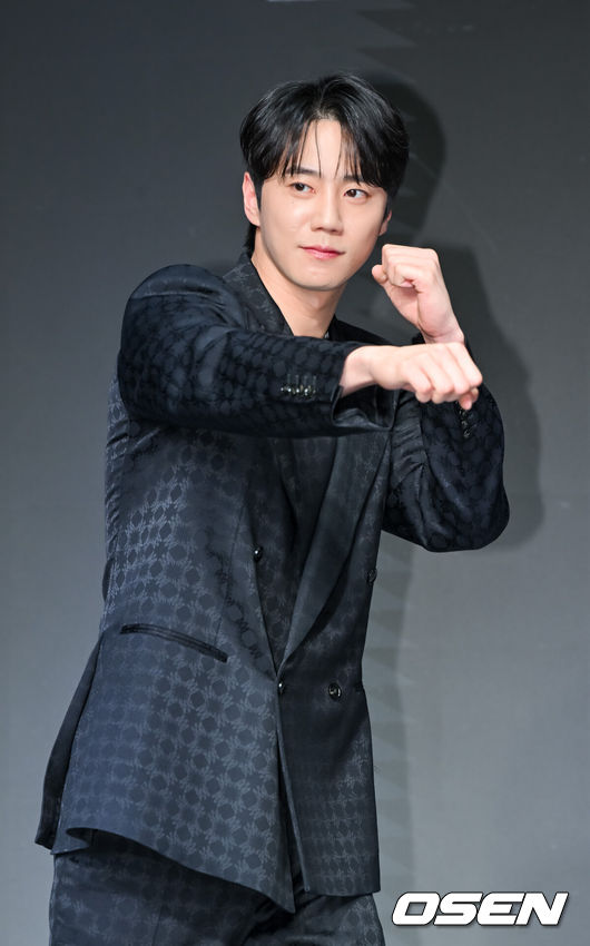 [OSEN=박준형 기자] 21일 서울 마포구 호텔나루에서 넷플릭스(Netflix) 시리즈 ‘약한영웅 Class 2’의 제작발표회가진행됐다.배우 박지훈과 려운, 최민영, 유수빈, 배나라, 이민재, 이준영가 출연하는 ‘약한영웅 Class 2’는 지난 2022년 센세이션을 일으키며 학원 액션 성장 드라마의 신기원을 연 ‘약한영웅 Class 1’의 두 번째 이야기다.배우 이준영이 포즈를 취하고 있다. 2025.04.21 / soul1014@osen.co.kr