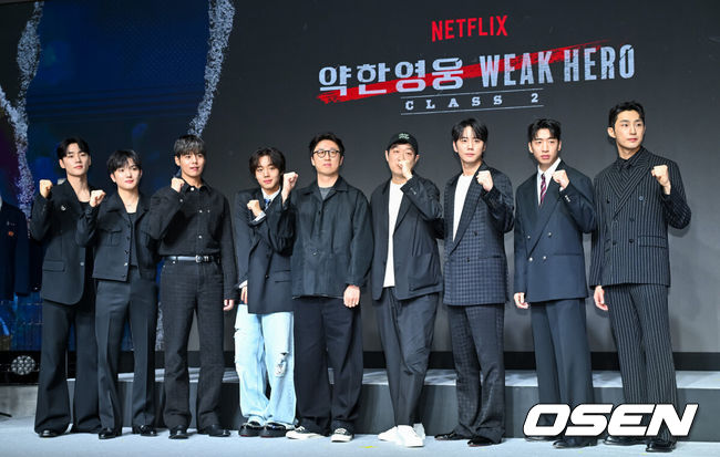 [OSEN=박준형 기자] 21일 서울 마포구 호텔나루에서 넷플릭스(Netflix) 시리즈 ‘약한영웅 Class 2’의 제작발표회가진행됐다.배우 박지훈과 려운, 최민영, 유수빈, 배나라, 이민재, 이준영가 출연하는 ‘약한영웅 Class 2’는 지난 2022년 센세이션을 일으키며 학원 액션 성장 드라마의 신기원을 연 ‘약한영웅 Class 1’의 두 번째 이야기다.출연배우들과 유수민 감독, 한준희 기획총괄이 포즈를 취하고 있다. 2025.04.21 / soul1014@osen.co.kr