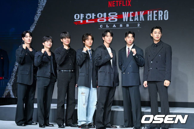 [OSEN=박준형 기자] 21일 서울 마포구 호텔나루에서 넷플릭스(Netflix) 시리즈 ‘약한영웅 Class 2’의 제작발표회가진행됐다.배우 박지훈과 려운, 최민영, 유수빈, 배나라, 이민재, 이준영가 출연하는 ‘약한영웅 Class 2’는 지난 2022년 센세이션을 일으키며 학원 액션 성장 드라마의 신기원을 연 ‘약한영웅 Class 1’의 두 번째 이야기다.출연배우들이 포즈를 취하고 있다. 2025.04.21 / soul1014@osen.co.kr