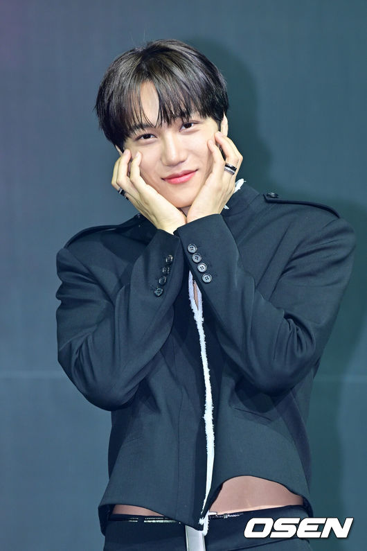 [OSEN=민경훈 기자] 그룹 엑소(EXO)의  멤버 카이 네 번째 미니앨범 '웨이트 온 미(Wait On Me)' 발매 쇼케이스가 21일 오후 서울 광장동 예스24라이브홀에서 열렸다.쇼집해제 후 첫 컴백 앨범인 '웨이트 온 미'에는 타이틀 곡 '웨이트 온 미'를 포함해 '어덜트 스윔'(AdultSwim), '월스 돈트 토크'(WallsDon'tTalk), '프레셔'(Pressure) 등 총 7곡이 담겼다.엑소 카이가 무대 위에서 포토타임을 하고 있다. 2025.04.21 / rumi@osen.co.kr