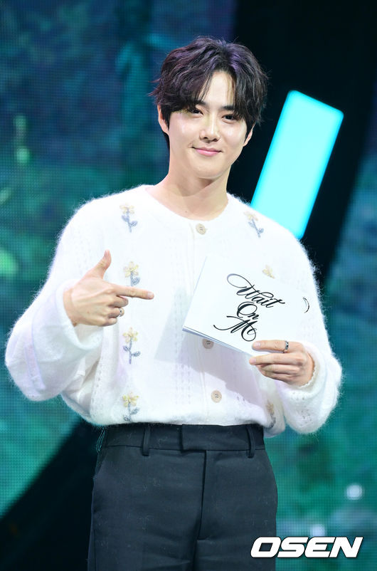[OSEN=민경훈 기자] 그룹 엑소(EXO)의  멤버 카이 네 번째 미니앨범 '웨이트 온 미(Wait On Me)' 발매 쇼케이스가 21일 오후 서울 광장동 예스24라이브홀에서 열렸다.쇼집해제 후 첫 컴백 앨범인 '웨이트 온 미'에는 타이틀 곡 '웨이트 온 미'를 포함해 '어덜트 스윔'(AdultSwim), '월스 돈트 토크'(WallsDon'tTalk), '프레셔'(Pressure) 등 총 7곡이 담겼다.진행을 하던 엑소 수호가 포토타임을 갖고 있다. 2025.04.21 / rumi@osen.co.kr