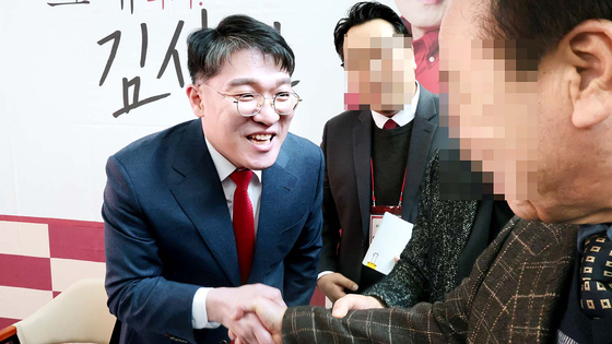 서웅중앙지검 명태균 수사전담팀은 지난 18일 김상민 전 검사를 소환해 조사했다. 앞서 김 전 검사는 현역 검사임에도 출마를 강행했는데 명태균씨 측은 여기에 김 여사의 공천개입이 있었다고 의혹을 제기했다. 연합뉴스