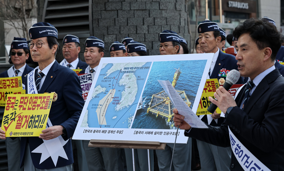재향군인회원들이 지난달 31일 주한 중국대사관 인근에서 중국의 서해 인공구조물 설치를 항의하고, 이 시설물의 철거를 요구하고 있다. [뉴스1]
