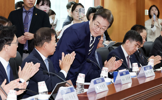 이재명 더불어민주당 대선 경선 후보(가운데)가 21일 오전 서울 영등포구 여의도 금융투자협회에서 열린 ‘자본시장 활성화를 위한 정책 간담회’에 참석해 인사하고 있다. 김성룡 기자