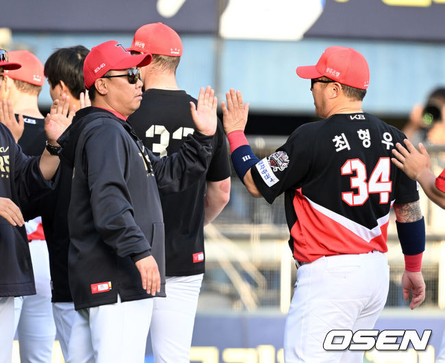 [OSEN=잠실, 이대선 기자] 챔피언이 드디어 깨어난다.프로야구 KIA 타이거즈는 20일 서울 잠실구장에서 열린 2025 신한 SOL뱅크 KBO리그 두산 베어스와의 시즌 3차전에서 6-2로 승리했다.KIA는 2연승을 달리며 주중 KT 위즈 3연전에 이어 2연속 위닝시리즈에 성공했다. 시즌 11승 12패. 반면 2연패에 빠진 두산은 9승 13패가 됐다.경기 종료 후 KIA 이범호 감독이 최형우와 승리의 기쁨을 나누고 있다. 2025.04.20 