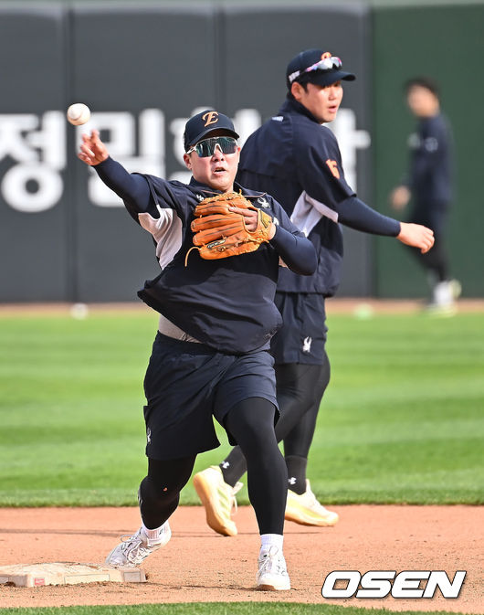 [OSEN=부산, 이석우 기자] 23일 부산 사직야구장에서 2025 신한 SOL 뱅크 KBO 리그 롯데 자이언츠와 한화 이글스의 경기가 열린다. 홈팀 롯데는 반즈, 방문팀 한화는 와이스가 선발 출전했한다.한화 이글스 안치홍이 훈련을 하고 있다. 2025.04.23 / foto0307@osen.co.kr