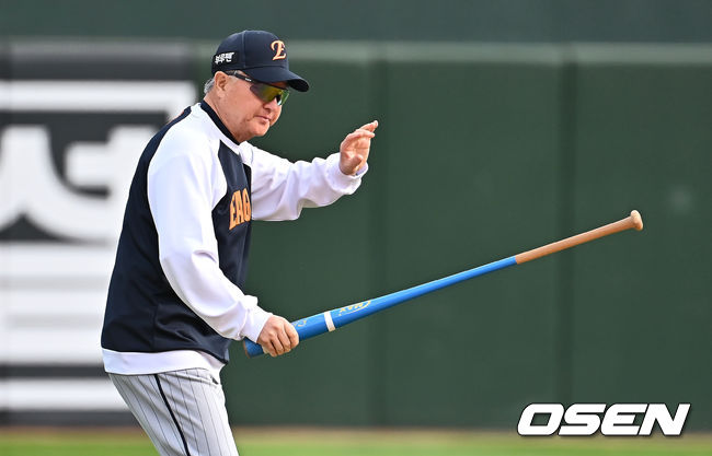 [OSEN=부산, 이석우 기자] 23일 부산 사직야구장에서 2025 신한 SOL 뱅크 KBO 리그 롯데 자이언츠와 한화 이글스의 경기가 열린다. 홈팀 롯데는 반즈, 방문팀 한화는 와이스가 선발 출전했한다.한화 이글스 김경문 감독이 선수들의 훈련을 지켜보고 있다. 2025.04.23 / foto0307@osen.co.kr
