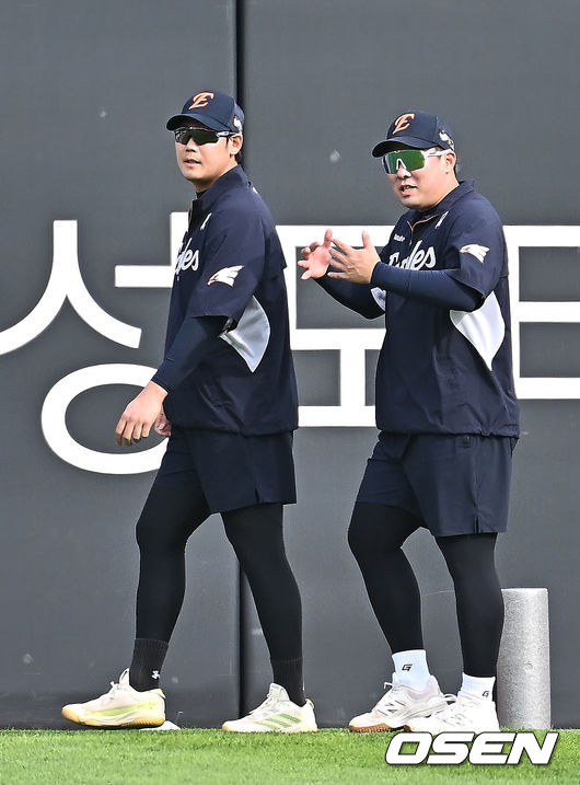 [OSEN=부산, 이석우 기자] 23일 부산 사직야구장에서 2025 신한 SOL 뱅크 KBO 리그 롯데 자이언츠와 한화 이글스의 경기가 열린다. 홈팀 롯데는 반즈, 방문팀 한화는 와이스가 선발 출전했한다.한화 이글스 안치홍이 1군에 올라와 하주석과 외야에서 몸을 풀고 있다. 2025.04.23 / foto0307@osen.co.kr