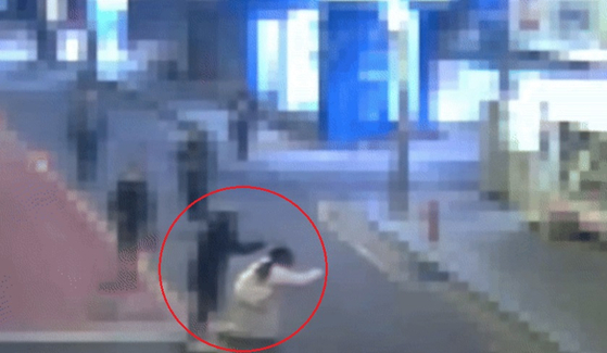 지난달 19일 서울 광진구 한 골목길에서 20대 여성을 무차별 폭행한 10대 남성이 검찰에 넘겨졌다. 사진 SBS 캡처