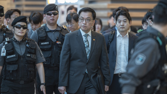 최상목 부총리 겸 기획재정부 장관이 미국 워싱턴 DC에서 열리는 '한미 2 2 통상 협의'와 '주요 20개국(G20) 재무장관회의'에 참석차 22일 인천공항을 통해 출국하고 있다. 연합뉴스