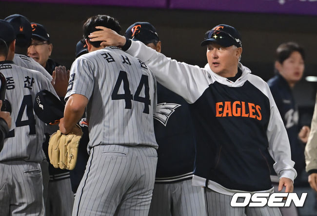 [OSEN=부산, 이석우 기자] 23일 부산 사직야구장에서 2025 신한 SOL 뱅크 KBO 리그 롯데 자이언츠와 한화 이글스의 경기가 열렸다. 홈팀 롯데는 반즈, 방문팀 한화는 와이스가 선발 출전했다.한화 이글스 김경문 감독이 롯데 자이언츠에 6-4로 승리, 마무리 김서현과 8연승 기쁨을 나누고 있다. 2025.04.23 / foto0307@osen.co.kr